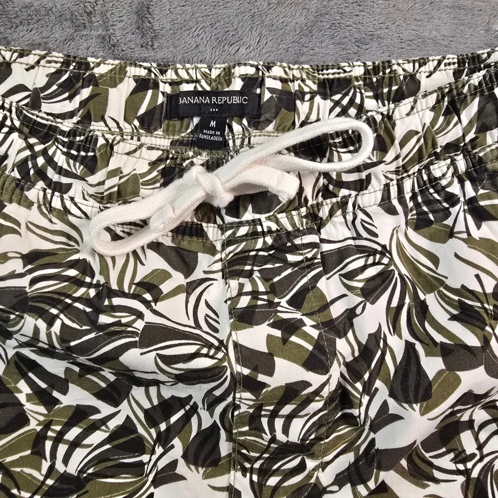 Banana Republic Deck Shorts Men's 34 Olive Shapes Tropical Print Organic Cotton‎